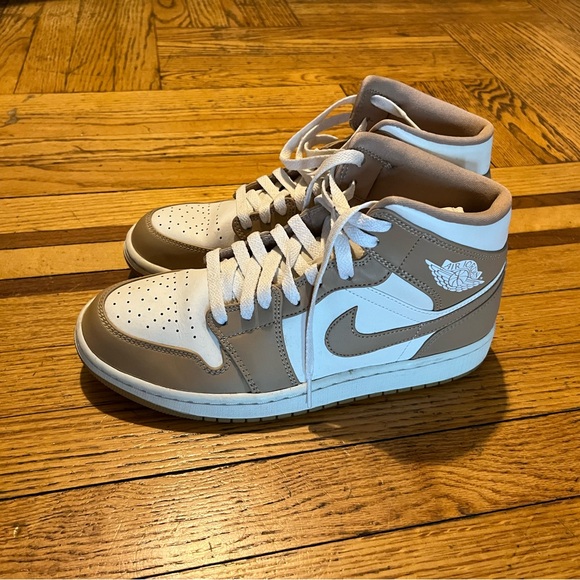 Jordan 1 Mid Tan Gum - Picture 1 of 6
